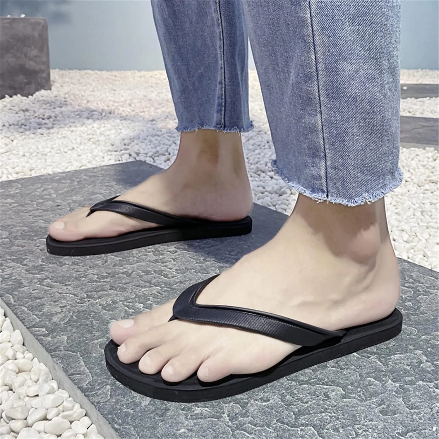 Mens Sport Flip Flops Fashion Summer Men Flip Flops Flat Bottom and Light Cover Comfortable and Simple Solid Color