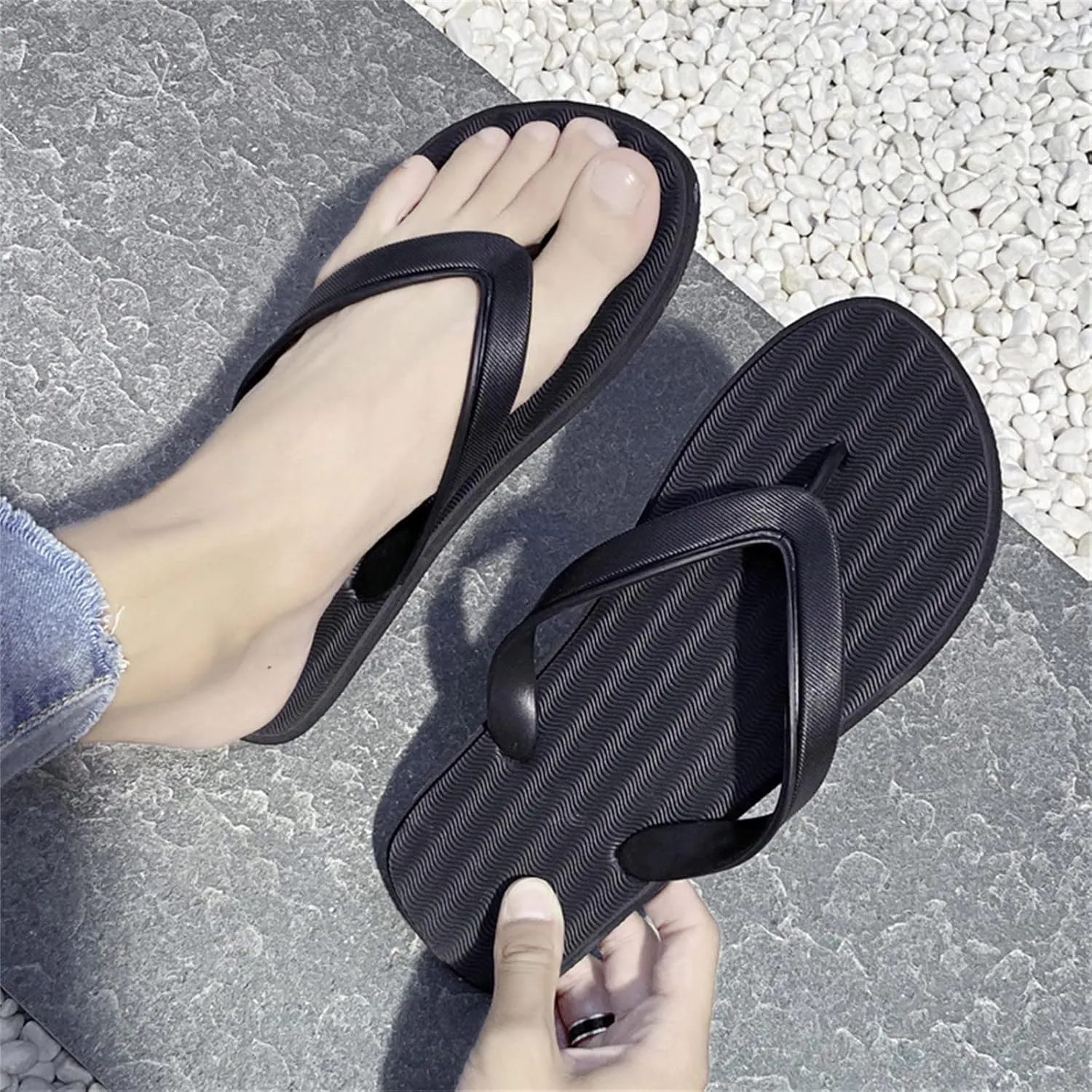 Mens Sport Flip Flops Fashion Summer Men Flip Flops Flat Bottom and Light Cover Comfortable and Simple Solid Color