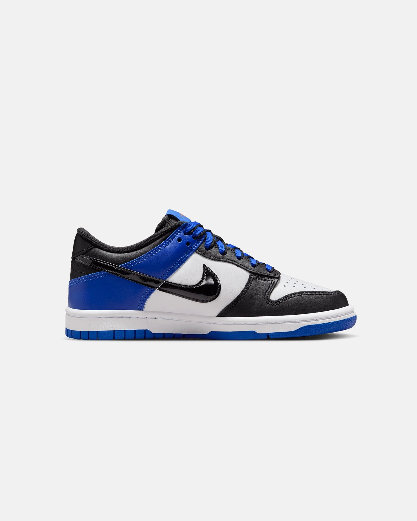 Slim Design Minimalist Stitching Nike Kids' Dunk Low SE (GS) White/Black